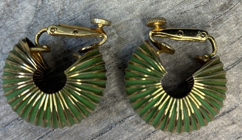 Vintage Vendome Signed Gold Tone Green Enamel Ribbed Shrimp Clip On Earrings